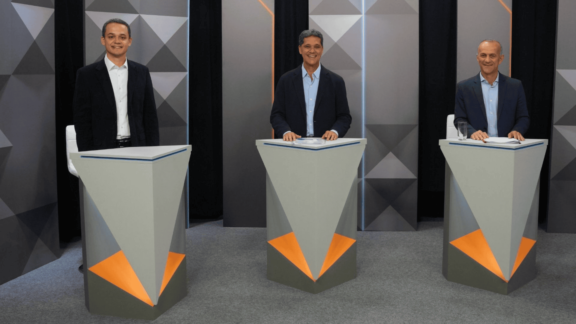 Debate no ES reúne candidatos ao governo e tem críticas entre adversários