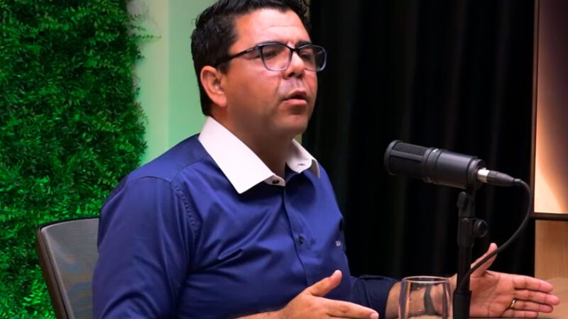 Já “de casa” no Política Capixaba, Devanir Ferreira volta ao podcast e coloca autismo e famílias atípicas no centro do debate