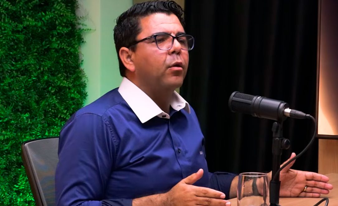 Já “de casa” no Política Capixaba, Devanir Ferreira volta ao podcast e coloca autismo e famílias atípicas no centro do debate