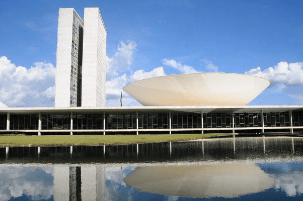 Menos deputados tentam reeleição em 2026 e Câmara pode ter renovação
