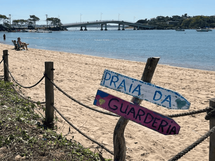 Prefeitura e Cesan trocam acusações enquanto poluição afeta praias de Vitória