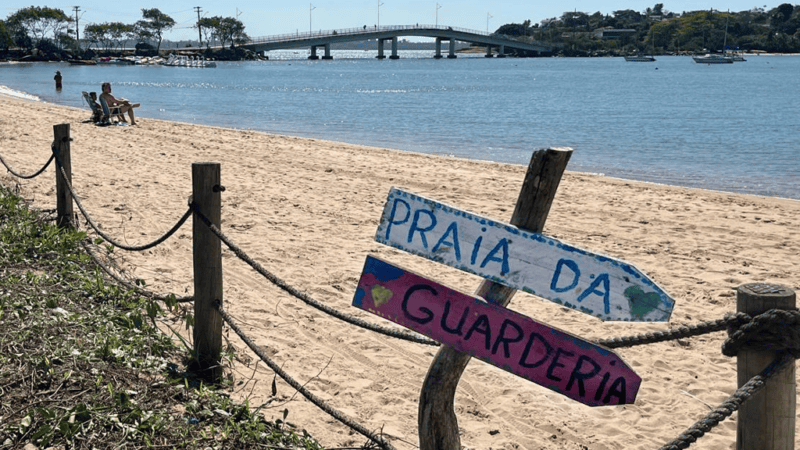 Prefeitura e Cesan trocam acusações enquanto poluição afeta praias de Vitória