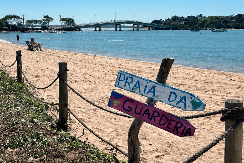 Prefeitura e Cesan trocam acusações enquanto poluição afeta praias de Vitória