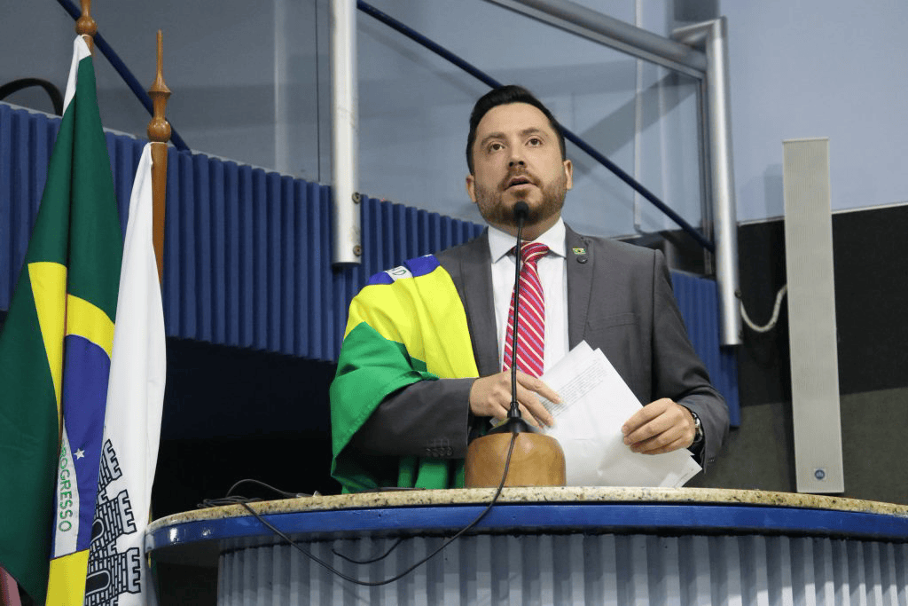TRE-ES adia decisão sobre candidatura de Armandinho Fontoura