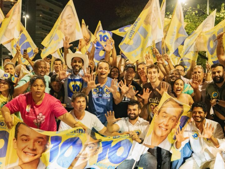 Bandeiraço reúne centenas de apoiadores de Pazolini na Praça dos Namorados após vitória no primeiro turno