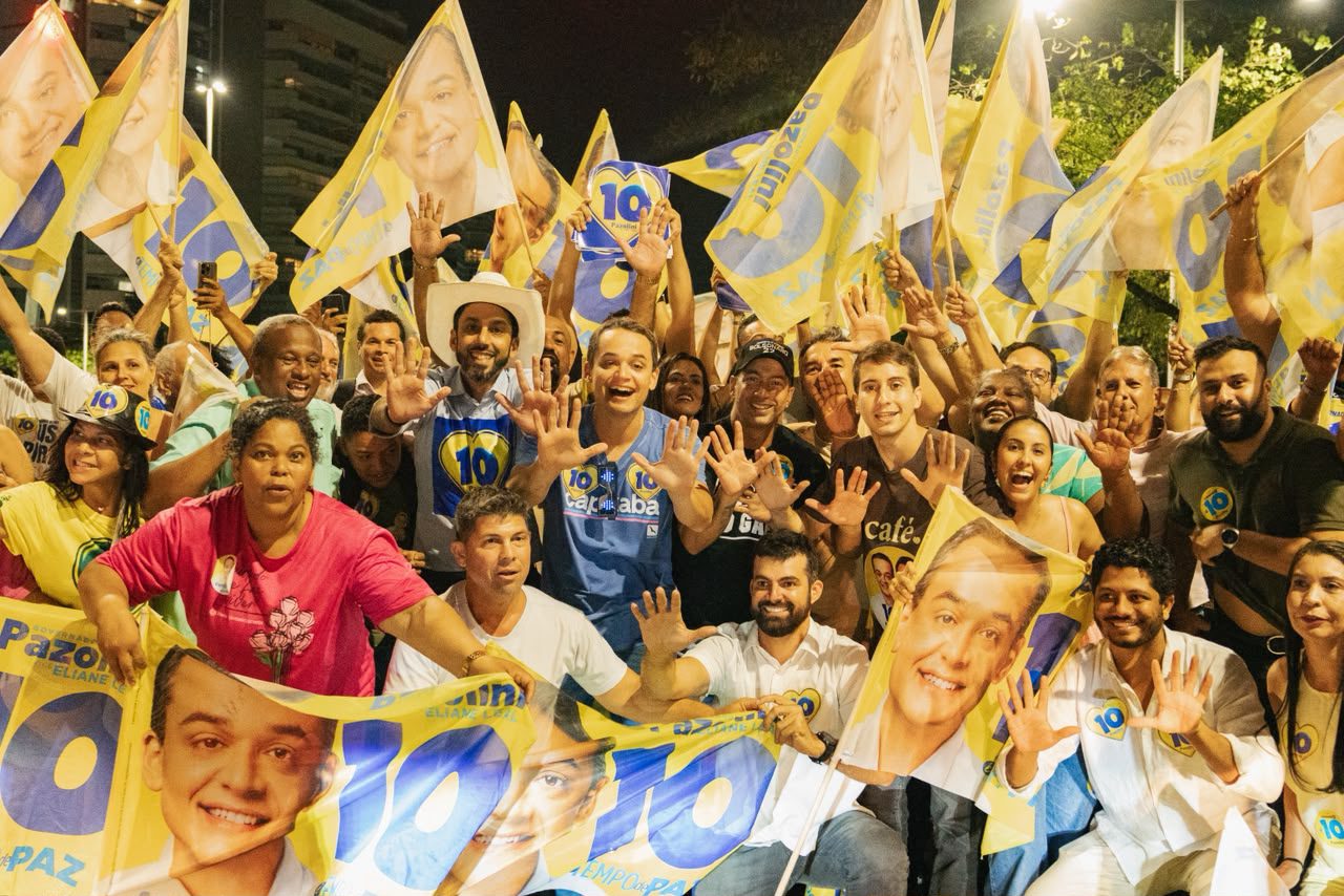 Bandeiraço reúne centenas de apoiadores de Pazolini na Praça dos Namorados após vitória no primeiro turno