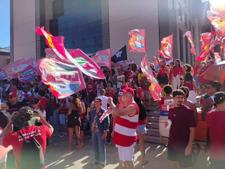 Ato pró-Lula reúne manifestantes em Vitória