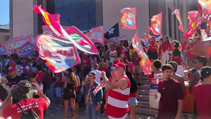 Ato pró-Lula reúne manifestantes em Vitória