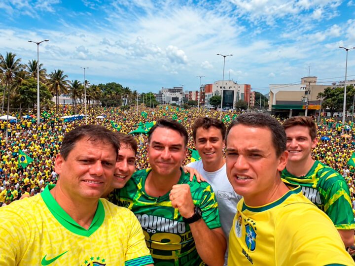 Bloquinho 22 reúne multidão de apoiadores em Camburi com Flávio Bolsonaro, Tarcísio, Nikolas e Pazolini