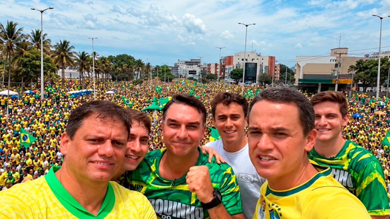 Bloquinho 22 reúne multidão de apoiadores em Camburi com Flávio Bolsonaro, Tarcísio, Nikolas e Pazolini