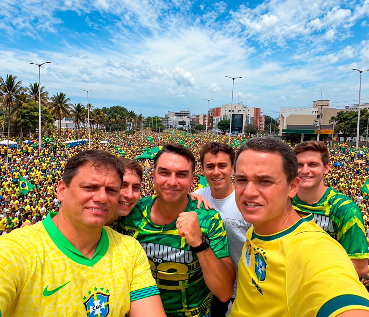 Bloquinho 22 reúne multidão de apoiadores em Camburi com Flávio Bolsonaro, Tarcísio, Nikolas e Pazolini