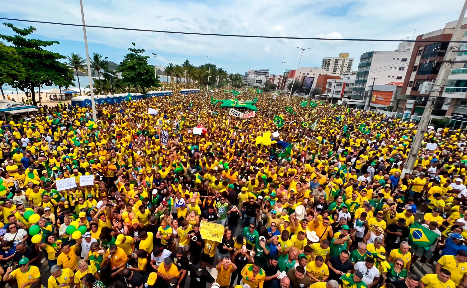 Mar de gente em Camburi! Blocão 22 impressiona pela multidão e repercute em todo o Espírito Santo