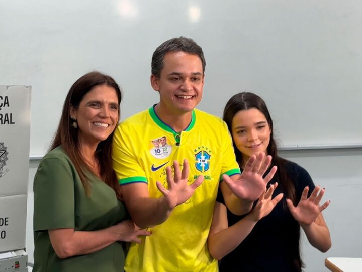 Pazolini vota com a família na FDV, demonstra confiança e diz que aguardará resultado das urnas em casa