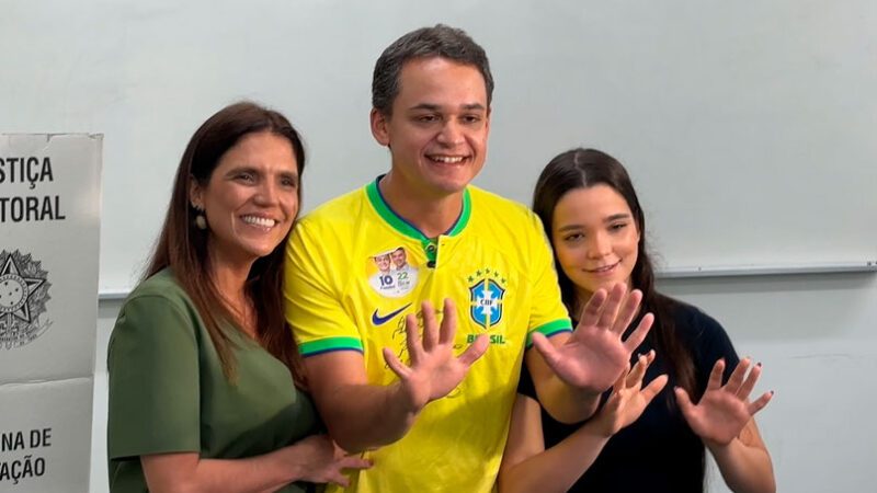 Pazolini vota com a família na FDV, demonstra confiança e diz que aguardará resultado das urnas em casa