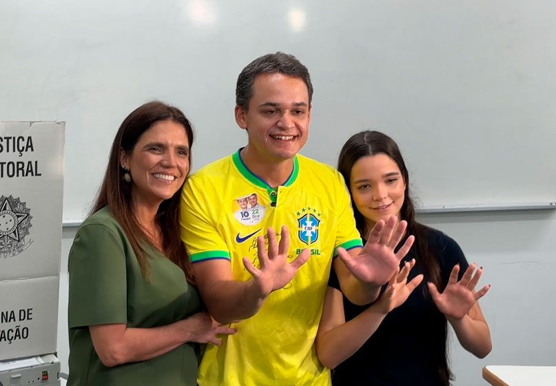 Pazolini vota com a família na FDV, demonstra confiança e diz que aguardará resultado das urnas em casa