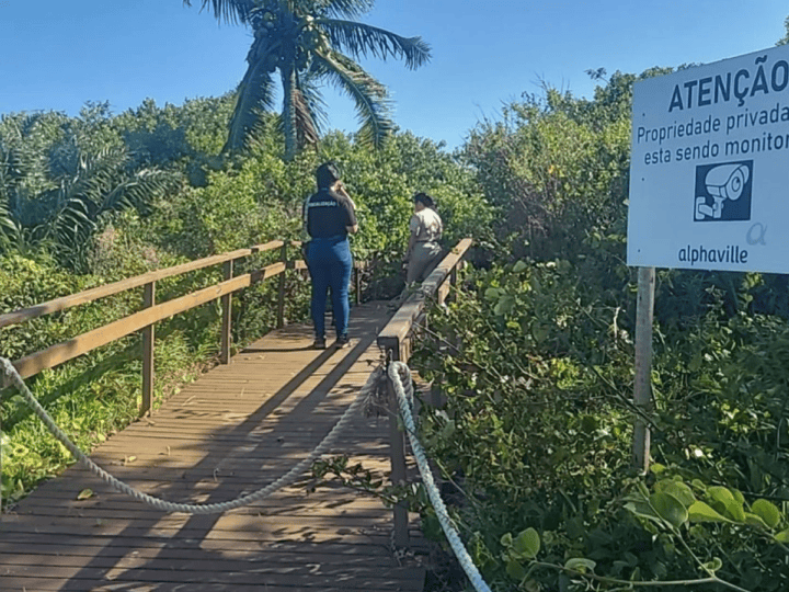 Prefeitura notifica condomínio por restrição de acesso às Três Praias