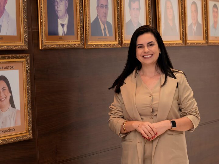 Sabrina mostra força, conquista 15 votos e seguirá no comando da Câmara de Guarapari até 2028