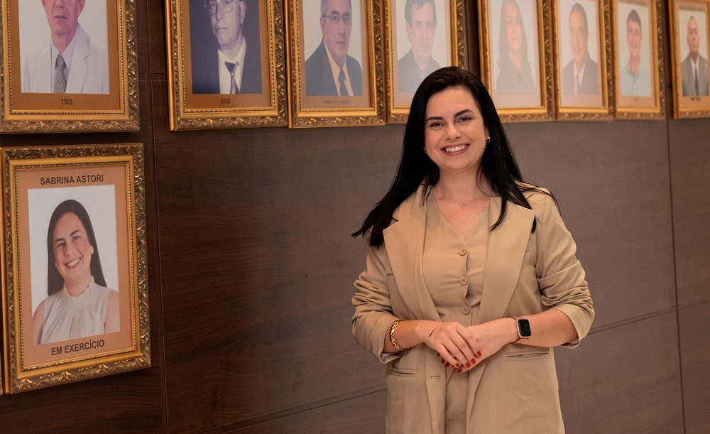 Sabrina mostra força, conquista 15 votos e seguirá no comando da Câmara de Guarapari até 2028