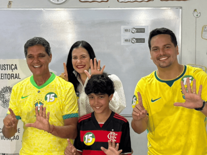 Ricardo Ferraço vota e diz estar confiante na vitória no ES