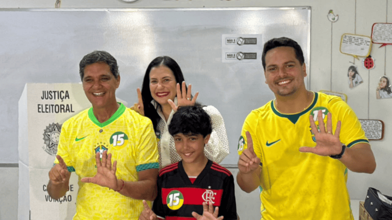 Ricardo Ferraço vota e diz estar confiante na vitória no ES