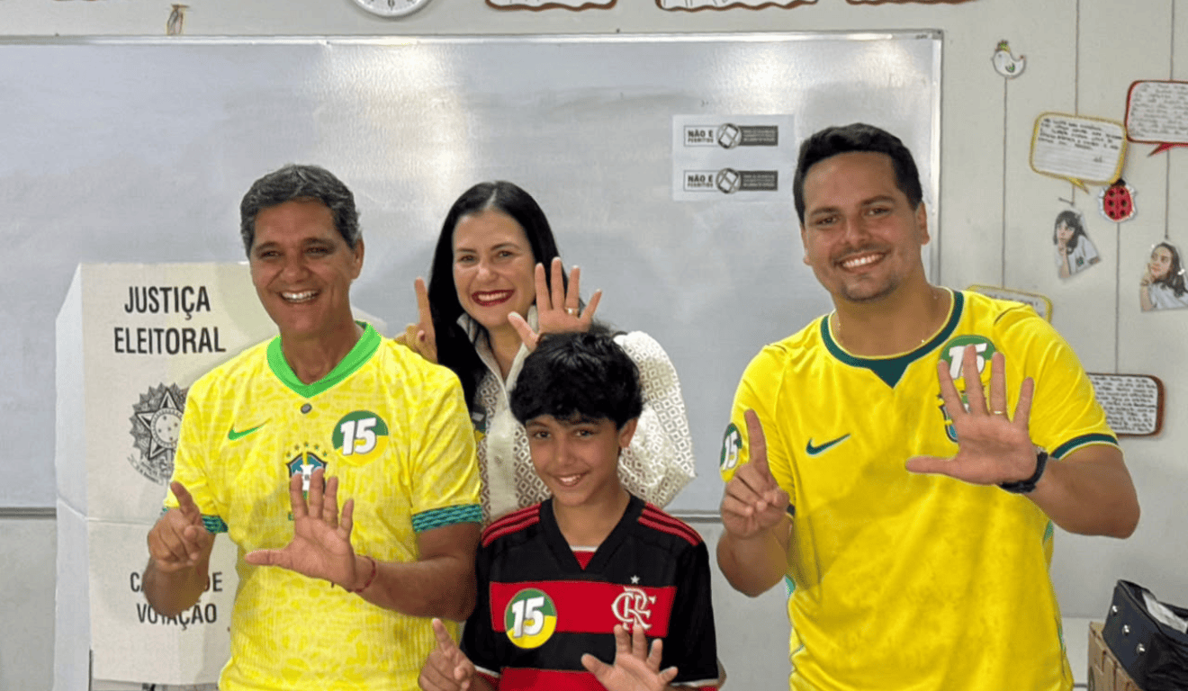 Ricardo Ferraço vota e diz estar confiante na vitória no ES