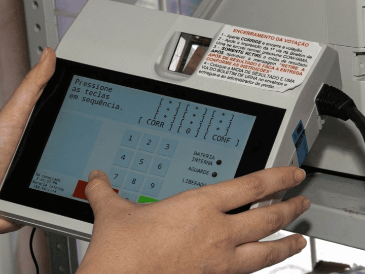 Técnicos iniciam testes em urnas eletrônicas para o 2º turno no Espírito Santo