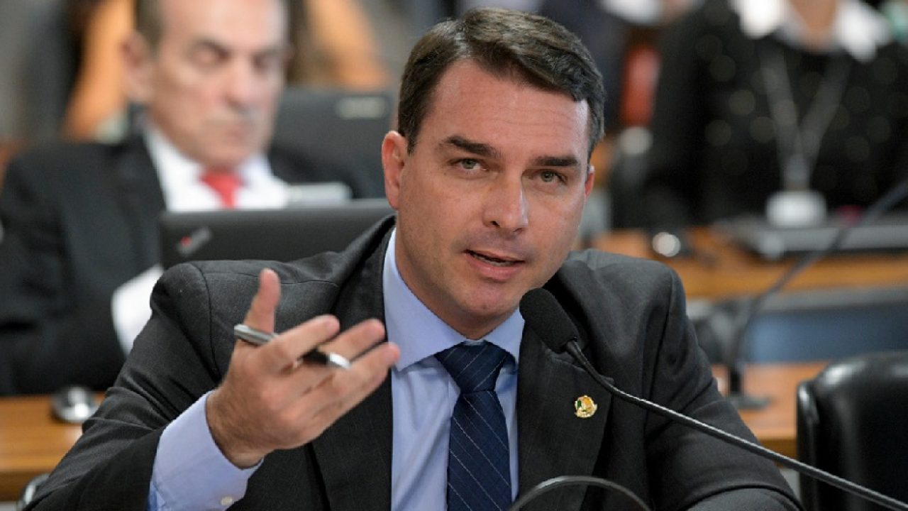Flávio Bolsonaro vai depor nesta segunda-feira sobre acusação de vazamento