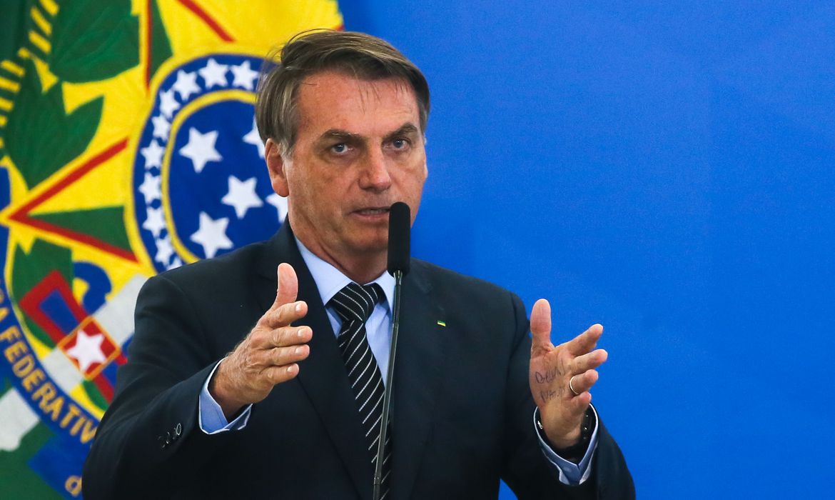 Bolsonaro aprova lei do programa Casa Verde e Amarela