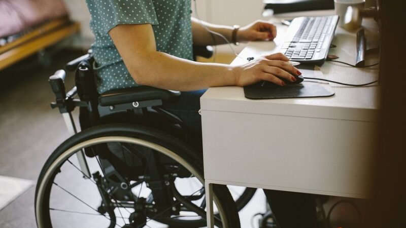 Pessoas com deficiência têm isenção de taxa de inscrição em concursos no Estado