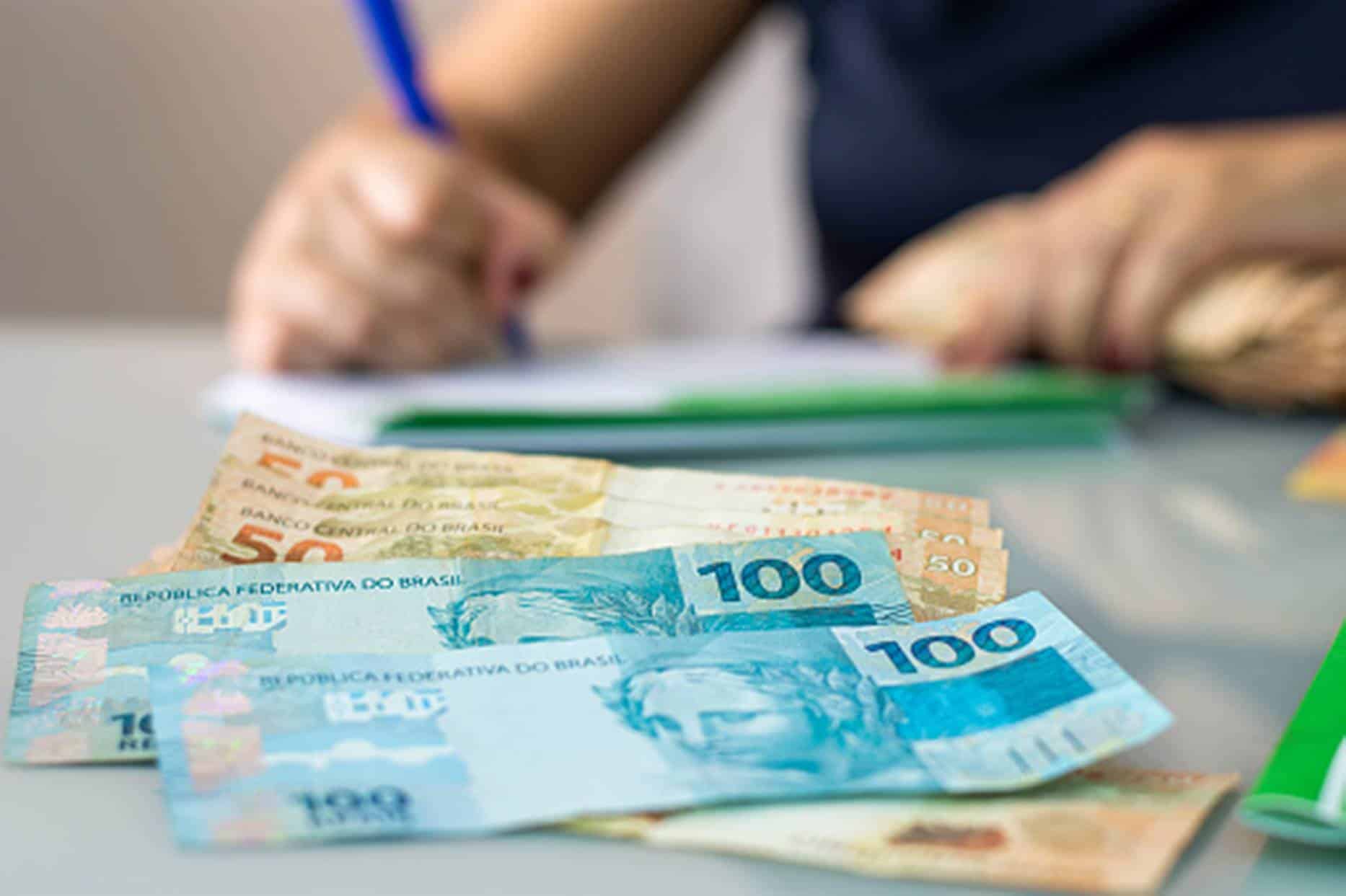 Salário mínimo definido pelo governo não repõe inflação de 2020