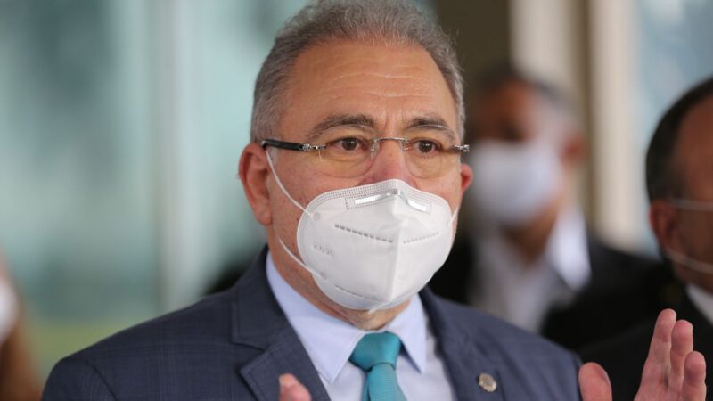 Ministro da Saúde mostra dedo do meio a manifestantes em Nova Iorque