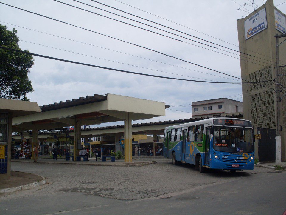 Vacinação contra a Covid-19 começa nos terminais do Transcol