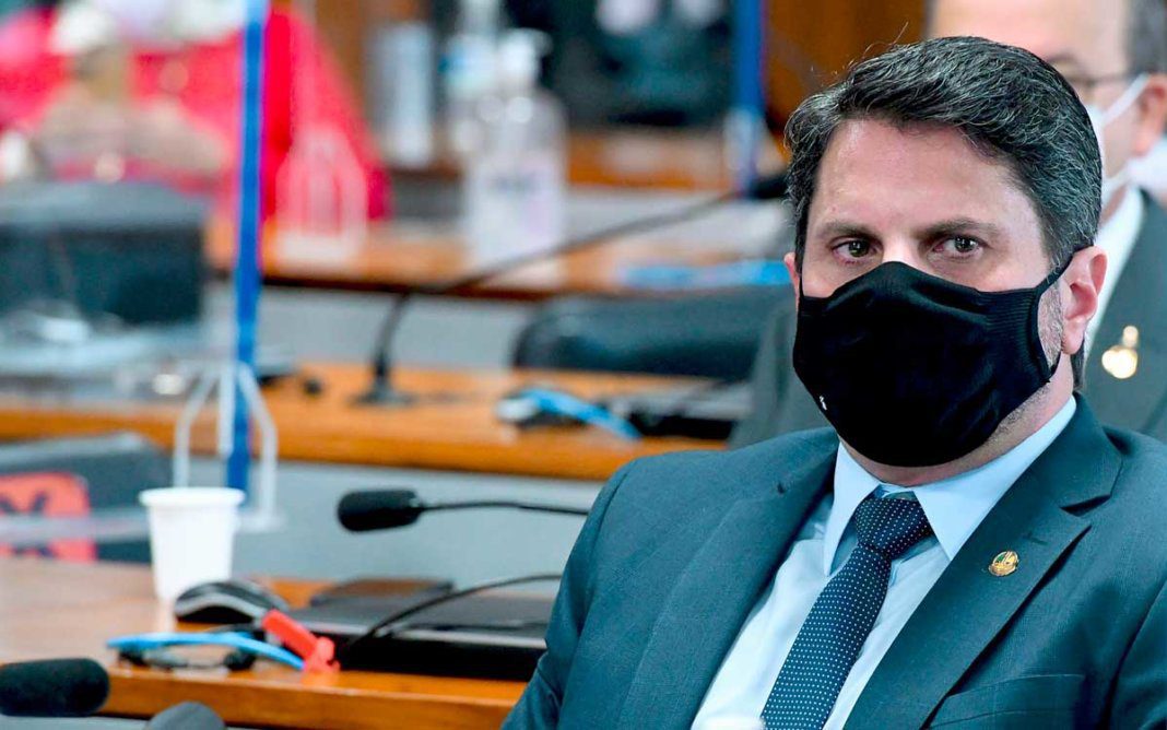 Senador do ES é apontado como membro de “gabinete paralelo” para promover cloroquina