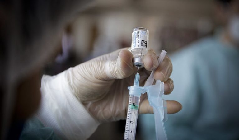 Covid-19: 269 mil recusam vacina no Estado e grupo pressiona rede hospitalar