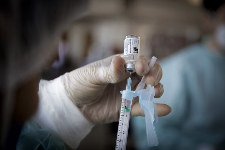 Covid-19: 269 mil recusam vacina no Estado e grupo pressiona rede hospitalar