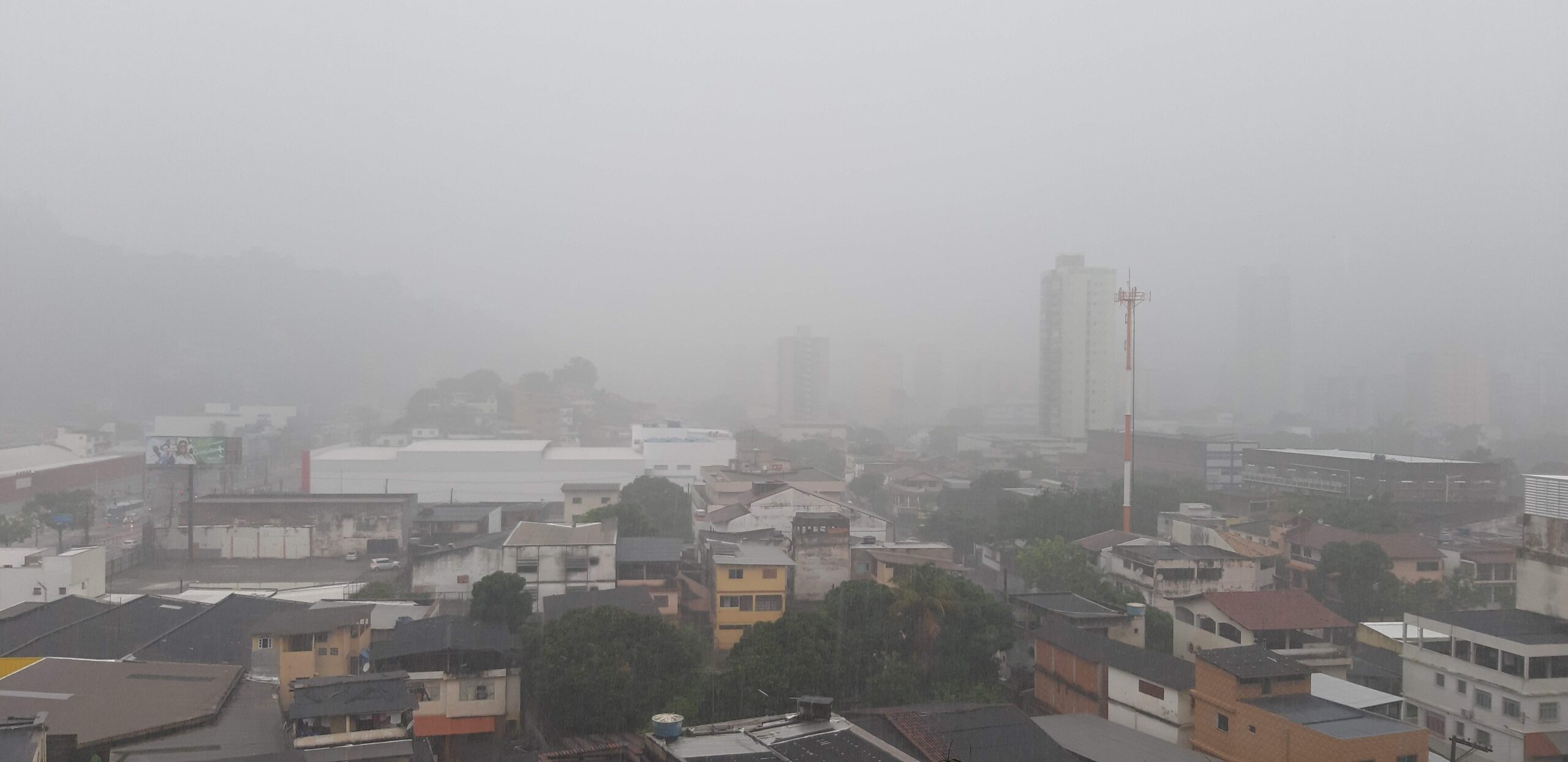 Alerta de chuvas intensas, alagamentos e raios em todo o ES