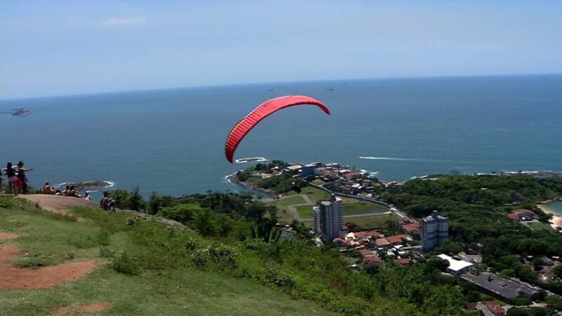 Rampa de voo livre no Morro do Moreno preocupa pilotos de avião no ES