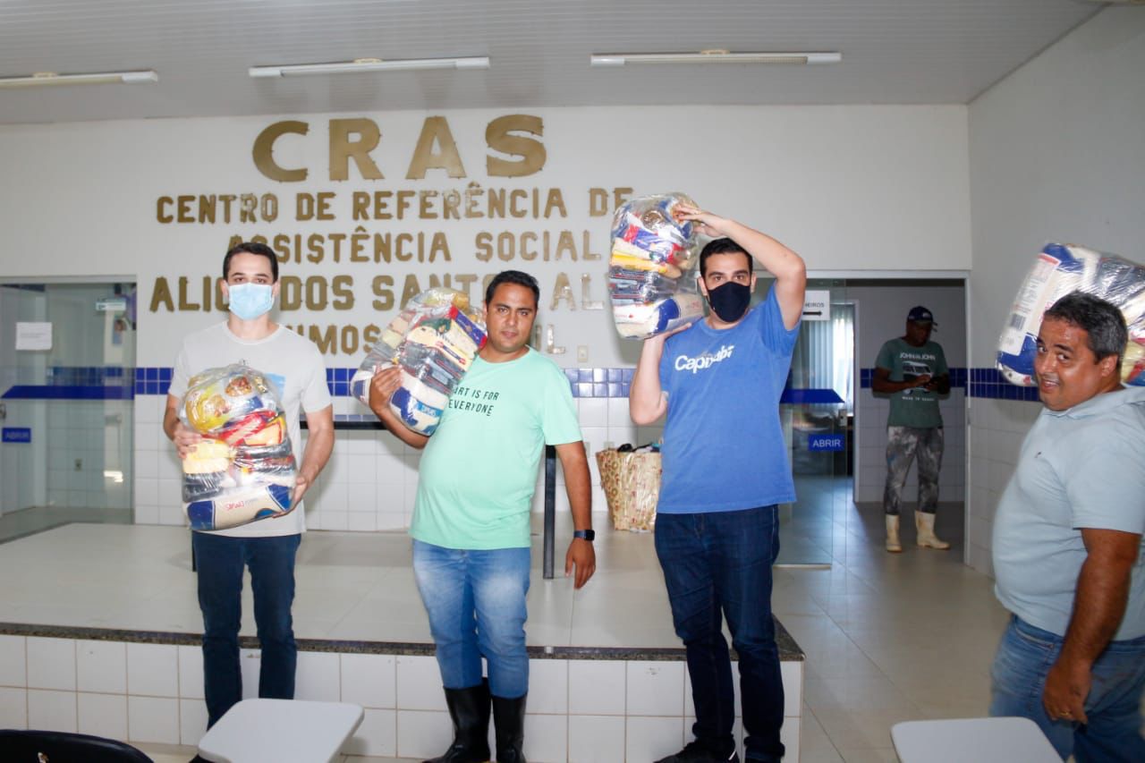 Erick Musso e Lorenzo Pazolini entregam quatro toneladas de alimentos às famílias atingidas pelas chuvas em Mimoso do Sul