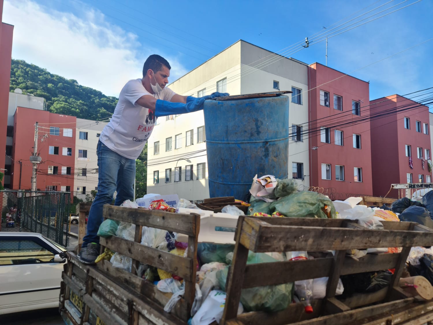 “Profissionais da limpeza pública, esses tem o meu respeito!”, afirma vereador após recolher lixo nas ruas de Vitória