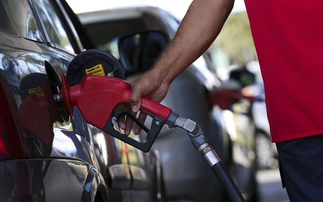 Subsídio para evitar alta da gasolina e do óleo diesel é avaliado pelo governo