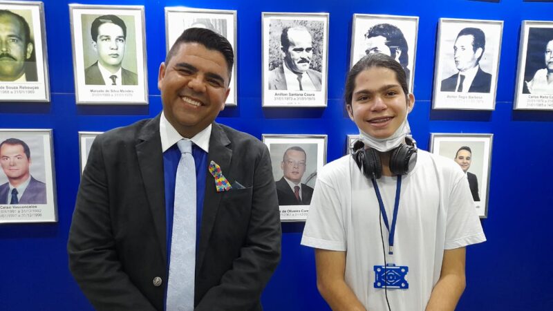 Devanir Ferreira homenageia adolescente autista que trilha um caminho brilhante nos estudos