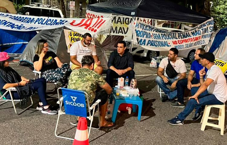 Erick Musso conversa com policiais penais acampados em frente ao Palácio Anchieta e pede que governador abra o diálogo com a categoria