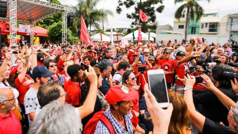 Lula é acusado por internautas de duplicar foto com público em Salvador