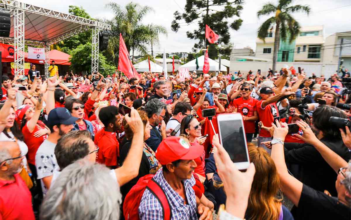 Lula é acusado por internautas de duplicar foto com público em Salvador
