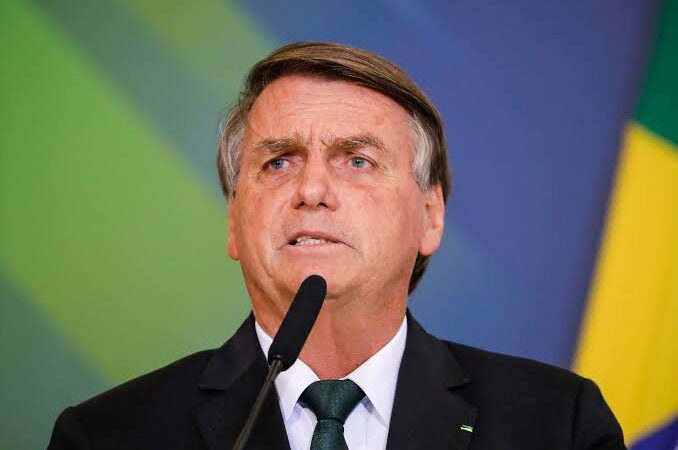 ‘Se está fugindo, é porque deve alguma coisa’, diz Bolsonaro sobre ausência de Lula em debate