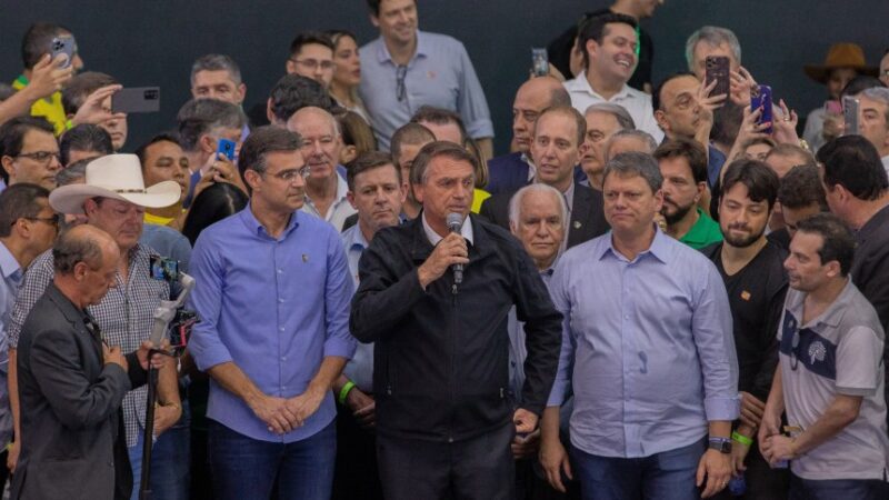 Bolsonaro pede empenho por votos ao lado de Garcia, Zema e 530 prefeitos