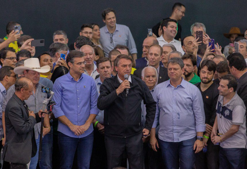 Bolsonaro pede empenho por votos ao lado de Garcia, Zema e 530 prefeitos