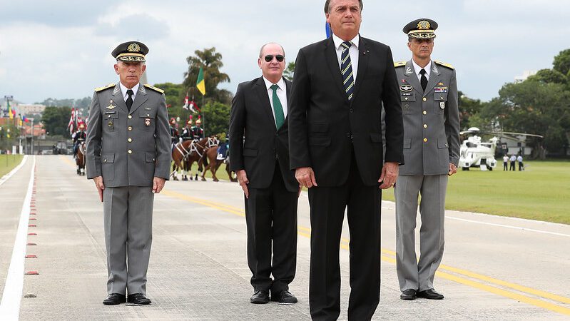 Generais ao apoiar Bolsonaro: “chefe das forças armadas”