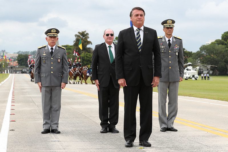 Generais ao apoiar Bolsonaro: “chefe das forças armadas”