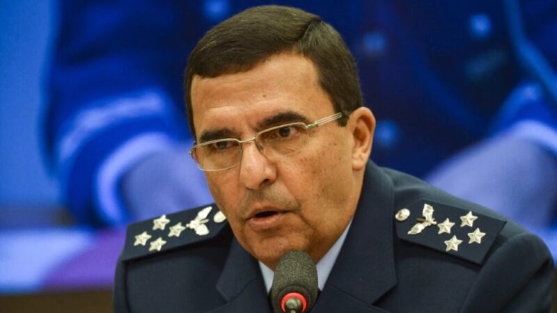 Comandante da Aeronáutica curte no Twitter mensagens de brasileiros pedindo ”socorro” às Forças Armadas